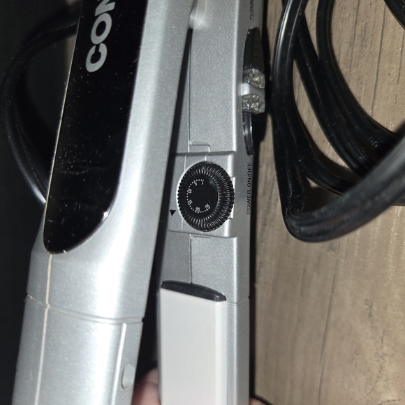 Conair Hair Straightener -rarely used - Picture 4 of 7